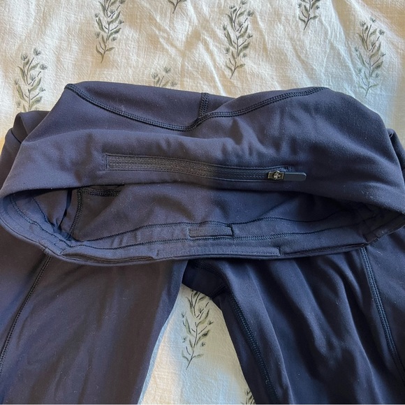 Lulu Navy Pocket Leggings 7/8 - Picture 6 of 6